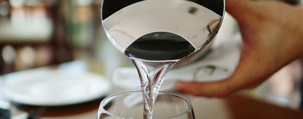 Vatten hälls i ett glas
